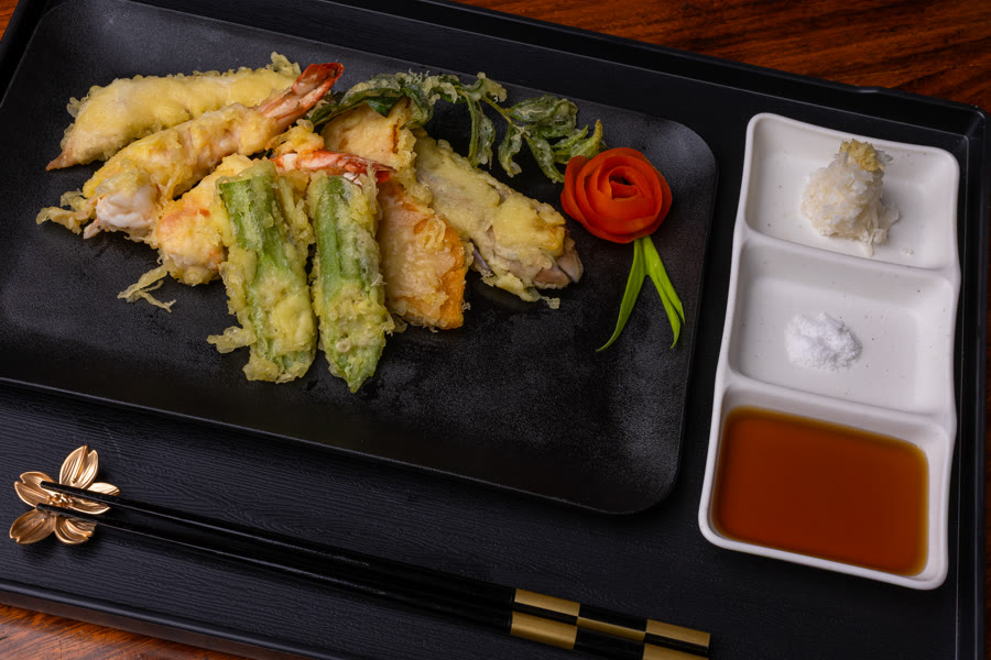 Crisp tempura with dipping sauce
